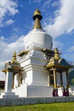 THIMPHU, BHUTAN, April 2013, Monniken in HerdenkingsdieChorten als Thimphu Chorten wordt bekend stock foto's THIMPHU, BHUTAN, April 2013, Monniken in HerdenkingsdieChorten als Thimphu Chorten wordt bekend stock foto's