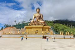 Thimphu Bhutan, Wrzesień, - 17, 2016: Kaukaska turysta grupa odwiedza gigantyczną Buddha Dordenma statuę, Thimphu, Bhutan obrazy royalty free Thimphu Bhutan, Wrzesień, - 17, 2016: Kaukaska turysta grupa odwiedza gigantyczną Buddha Dordenma statuę, Thimphu, Bhutan obrazy royalty free