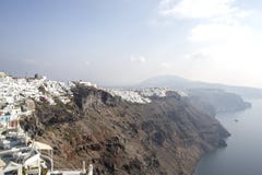 Thira, Santorini - panoramiczny widok Panoramicznego widoku bielu Tradycyjni sławni domy i kościół w Thira miasteczku na Santorin zdjęcia stock Thira, Santorini - panoramiczny widok Panoramicznego widoku bielu Tradycyjni sławni domy i kościół w Thira miasteczku na Santorin zdjęcia stock