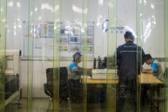 Thro офиса установки плиты типографии Lamipak Flexographic стоковые фотографии rf Thro офиса установки плиты типографии Lamipak Flexographic стоковые фотографии rf