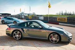 THRUXTON, HAMPSHIRE/UK - 20 DE MARZO: Vista lateral de los deportes de Porsche imagenes de archivo THRUXTON, HAMPSHIRE/UK - 20 DE MARZO: Vista lateral de los deportes de Porsche imagenes de archivo