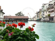 Thun, Suiza P?rtico en el r?o fotos de archivo libres de regalías Thun, Suiza P?rtico en el r?o fotos de archivo libres de regalías
