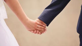 Thème de mariage Ensemble Mains d'une exploitation de couples de jeunes banque de vidéos Thème de mariage Ensemble Mains d'une exploitation de couples de jeunes banque de vidéos