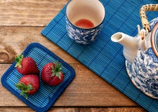 Thé avec des fraises images libres de droits Thé avec des fraises images libres de droits