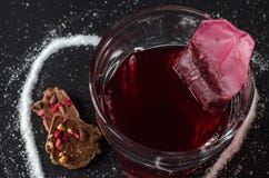 Thé de fraise et sachet à thé en verre, sucre renversé dans la forme du coeur autour photographie stock Thé de fraise et sachet à thé en verre, sucre renversé dans la forme du coeur autour photographie stock