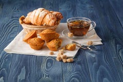 Thé noir de la Ceylan dans des tasses en verre, croissants frais, vintage en bois photographie stock Thé noir de la Ceylan dans des tasses en verre, croissants frais, vintage en bois photographie stock