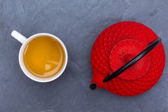 Théière rouge japonaise traditionnelle et une tasse de thé Photographie stock libre de droits Théière rouge japonaise traditionnelle et une tasse de thé Photographie stock libre de droits