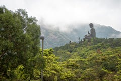 Tian dębnik wielki Buddha na górze z zielonym lasowym przedpola i chmur nieba tłem obrazy stock Tian dębnik wielki Buddha na górze z zielonym lasowym przedpola i chmur nieba tłem obrazy stock