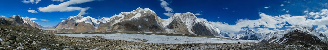Tian Shan-de pieken van de bergensneeuw snakken panorama Royalty-vrije Stock Fotografie Tian Shan-de pieken van de bergensneeuw snakken panorama Royalty-vrije Stock Fotografie