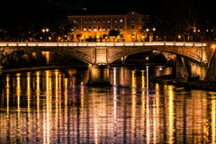 Tiber rzeka, most i odbicia na wodzie, Noc Rzym, Włochy Fotografia Royalty Free Tiber rzeka, most i odbicia na wodzie, Noc Rzym, Włochy Fotografia Royalty Free