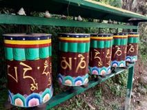 Tibetaanse Gouden Gebedwielen, Kora Walk, McLeodgange, Dharamsala, India stock afbeeldingen Tibetaanse Gouden Gebedwielen, Kora Walk, McLeodgange, Dharamsala, India stock afbeeldingen