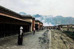 tibetan boeddhistische pelgrims die zich in een lijn bevinden die sommige vuurwerk binnen de tempelmuren bekijken stock afbeeldingen tibetan boeddhistische pelgrims die zich in een lijn bevinden die sommige vuurwerk binnen de tempelmuren bekijken stock afbeeldingen