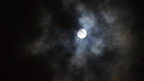 Tid schackningsperiod, fullmåne på molnig himmel, nattflyg över moln lager videofilmer Tid schackningsperiod, fullmåne på molnig himmel, nattflyg över moln lager videofilmer