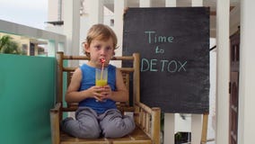 TID TILL DETOXkritainskriften Pojken är att dricka som är nytt, sunt, detoxdrinken som göras från frukter Fruktskakan, ny fruktsa lager videofilmer TID TILL DETOXkritainskriften Pojken är att dricka som är nytt, sunt, detoxdrinken som göras från frukter Fruktskakan, ny fruktsa lager videofilmer