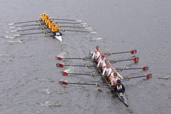 Tideway φυλές Scullers (κατώτατο σημείο) Καλιφόρνια (κορυφή) στον επικεφαλής κύριου Eights των γυναικών του Charles Regatta στοκ φωτογραφία με δικαίωμα ελεύθερης χρήσης Tideway φυλές Scullers (κατώτατο σημείο) Καλιφόρνια (κορυφή) στον επικεφαλής κύριου Eights των γυναικών του Charles Regatta στοκ φωτογραφία με δικαίωμα ελεύθερης χρήσης