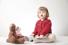 Tiempo de la historia Ni?a que juega la escuela con el oso y la mu?eca de peluche de los juguetes ni?os educaci?n y desarrollo, n imagen de archivo Tiempo de la historia Ni?a que juega la escuela con el oso y la mu?eca de peluche de los juguetes ni?os educaci?n y desarrollo, n imagen de archivo