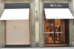 Tienda de la moda de la ropa de Loro Piana en Florencia foto de archivo libre de regalías Tienda de la moda de la ropa de Loro Piana en Florencia foto de archivo libre de regalías