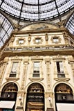 Tienda de Louis Vuitton en el Galleria Vittorio Emanuele II en Milán fotos de archivo Tienda de Louis Vuitton en el Galleria Vittorio Emanuele II en Milán fotos de archivo