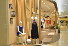 Tienda de ropa de la mujer foto de archivo Tienda de ropa de la mujer foto de archivo