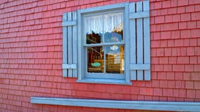 Tienda hermosa con una ventana azul en el verano en Charlottetown, Canadá imagenes de archivo Tienda hermosa con una ventana azul en el verano en Charlottetown, Canadá imagenes de archivo