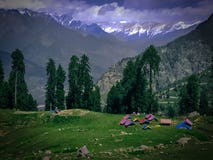 Tiendas de campaña en el pie de la montaña en Himalaya, la India fotografía de archivo Tiendas de campaña en el pie de la montaña en Himalaya, la India fotografía de archivo