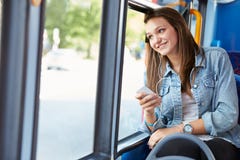 Tiener die Oortelefoons dragen die aan Muziek op Bus luisteren stock afbeeldingen Tiener die Oortelefoons dragen die aan Muziek op Bus luisteren stock afbeeldingen