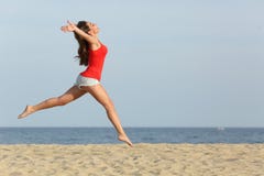 Tienermeisje in het rode springen gelukkig op het strand stock afbeeldingen Tienermeisje in het rode springen gelukkig op het strand stock afbeeldingen
