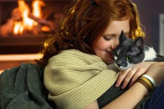 Tienermeisje met kat thuis royalty-vrije stock afbeeldingen Tienermeisje met kat thuis royalty-vrije stock afbeeldingen