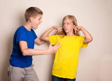 Tieners het ruzie maken Negatief menselijk emotiesconcept stock afbeelding Tieners het ruzie maken Negatief menselijk emotiesconcept stock afbeelding
