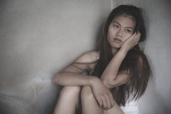 Tieners met problemen, Droevige gedeprimeerde vrouw die aan gezinsleven lijden vrouwen die in donkere ruimte, Jonge mooie vrouwen stock afbeelding Tieners met problemen, Droevige gedeprimeerde vrouw die aan gezinsleven lijden vrouwen die in donkere ruimte, Jonge mooie vrouwen stock afbeelding