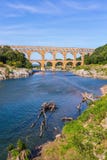 3-tiered мост-водовод Pont du Гар - самая высокая в Европе Провансаль, день весны солнечный стоковое изображение 3-tiered мост-водовод Pont du Гар - самая высокая в Европе Провансаль, день весны солнечный стоковое изображение