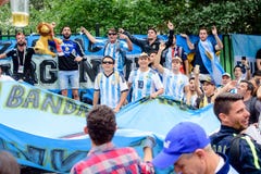 Tifosi della via principale Nikolskaya della squadra di football americano dell'Argentina immagini stock Tifosi della via principale Nikolskaya della squadra di football americano dell'Argentina immagini stock