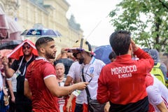 Tifosi marocchini nella pioggia vicino a GOMMA a Mosca fotografie stock Tifosi marocchini nella pioggia vicino a GOMMA a Mosca fotografie stock