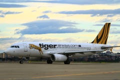 Tiger Airways Airbus A320 en pista imagenes de archivo Tiger Airways Airbus A320 en pista imagenes de archivo