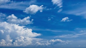 Tijd-tijdspanne van witte wolken die zich tegen een blauwe hemel bewegen - 30p 4k Tijd-tijdspanne van witte wolken die zich tegen een blauwe hemel bewegen - 30p 4k