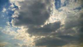Tijdtijdspanne van cumuluswolken tegen een blauwe hemel De witte wolken halen de hemel aan stock video Tijdtijdspanne van cumuluswolken tegen een blauwe hemel De witte wolken halen de hemel aan stock video