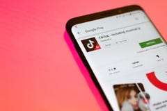 TikTok συμπεριλαμβανομένου μουσικού LY App στο αρρενωπό κατάστημα παιχνιδιού Google στοκ εικόνα TikTok συμπεριλαμβανομένου μουσικού LY App στο αρρενωπό κατάστημα παιχνιδιού Google στοκ εικόνα