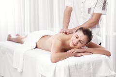tillbaka görande professionell för kvinnligmassagemasseur arkivbilder tillbaka görande professionell för kvinnligmassagemasseur arkivbilder