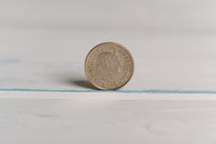 Tillbaka sida av ett schweiziskt Rappen myntanseende för 20 CHF på en tabell arkivfoton Tillbaka sida av ett schweiziskt Rappen myntanseende för 20 CHF på en tabell arkivfoton