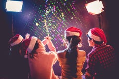 Tillbaka sikt av asiatiska ungdomarsom som firar jul och nytt ?r Ferie och lyckabegrepp Kamratskap och att koppla av tema royaltyfri bild Tillbaka sikt av asiatiska ungdomarsom som firar jul och nytt ?r Ferie och lyckabegrepp Kamratskap och att koppla av tema royaltyfri bild