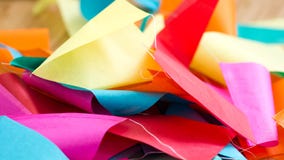 Tilltrasslad skrynklig färgglad bunting, bakgrund arkivbild Tilltrasslad skrynklig färgglad bunting, bakgrund arkivbild