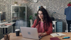 Time lapse del empresario ocupado de la muchacha que trabaja con el ordenador portátil en oficina del estilo del desván almacen de video Time lapse del empresario ocupado de la muchacha que trabaja con el ordenador portátil en oficina del estilo del desván almacen de video