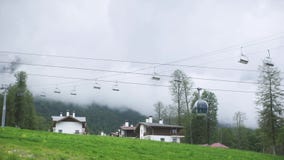 Time Lapse, die Drahtseilbahn bewegt sich in die Wolken in den Bergen stock video footage Time Lapse, die Drahtseilbahn bewegt sich in die Wolken in den Bergen stock video footage