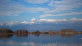 Timelapse av den västra sjön i Viverone Italien Timelapse av den västra sjön i Viverone Italien