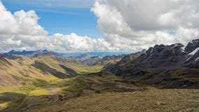 Timelapse av regnbågeberget i en solig dag Timelapse av regnbågeberget i en solig dag