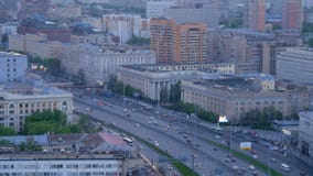 Timelapse Bardzo intensywny ruch drogowy na ulicach miasto W wieczór czasie droga szeroka Widok od odgórnego punktu soft zbiory Timelapse Bardzo intensywny ruch drogowy na ulicach miasto W wieczór czasie droga szeroka Widok od odgórnego punktu soft zbiory