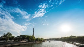 Timelapse con la torre Eiffel y los barcos en el Sena Día 2 de junio de 2017 metrajes Timelapse con la torre Eiffel y los barcos en el Sena Día 2 de junio de 2017 metrajes