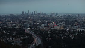 Timelapse da cidade da skyline de Los Angeles com zumbido A transição bonita do crepúsculo à noite ilumina DTLA de negligência e video estoque Timelapse da cidade da skyline de Los Angeles com zumbido A transição bonita do crepúsculo à noite ilumina DTLA de negligência e video estoque