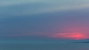 Timelapse de beau coucher du soleil au-dessus de paysage de mer Aucun clignotement, aucun oiseaux banque de vidéos Timelapse de beau coucher du soleil au-dessus de paysage de mer Aucun clignotement, aucun oiseaux banque de vidéos