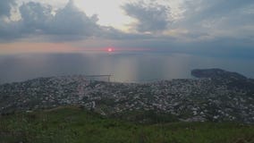 Timelapse de la puesta del sol del mar, opinión inolvidable sobre la ciudad situada en montañas, turismo metrajes Timelapse de la puesta del sol del mar, opinión inolvidable sobre la ciudad situada en montañas, turismo metrajes